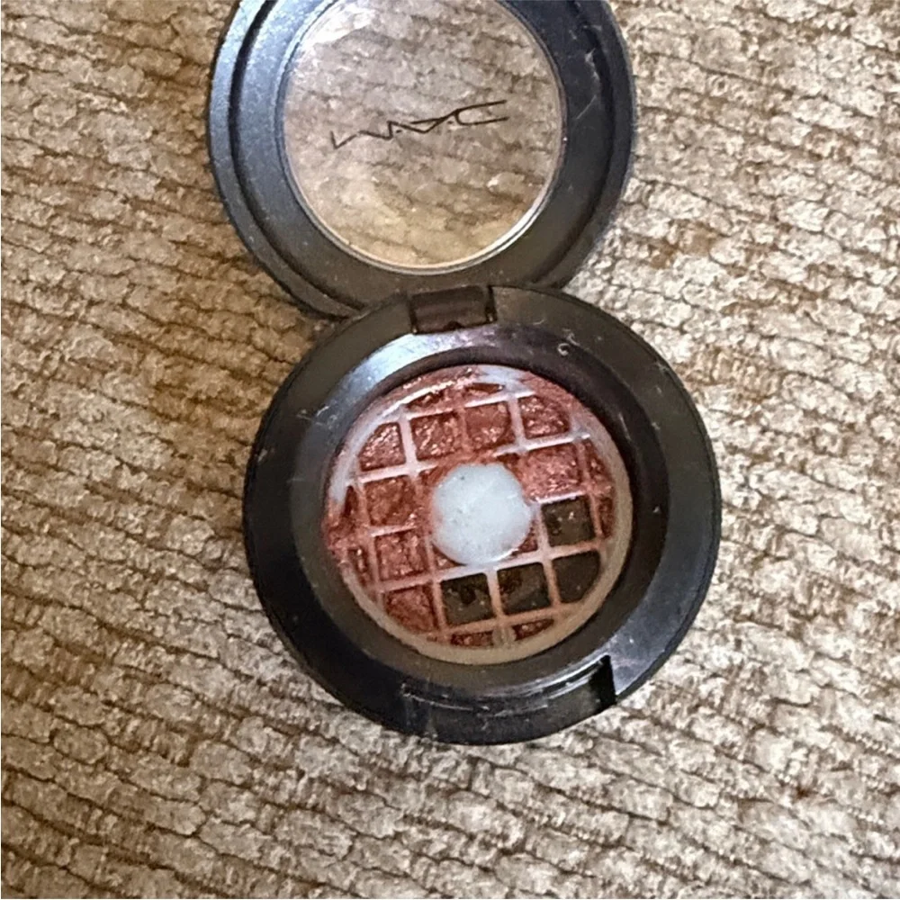 MAC Cosmetics preowned item